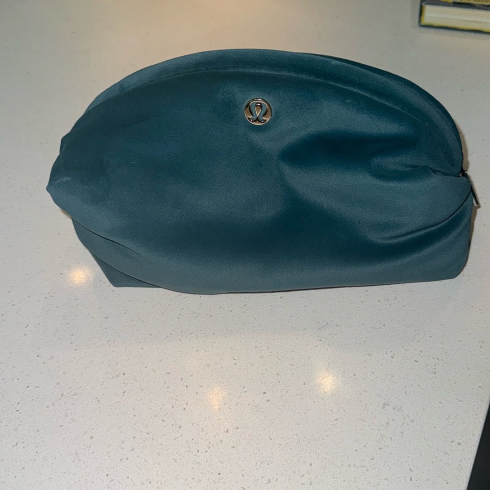 Lululemon make up pouch